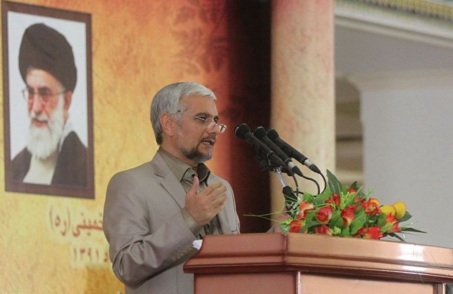 بازدید دکتر محمد حسین عصاره از غرفه پیام آوران طب اسلامی